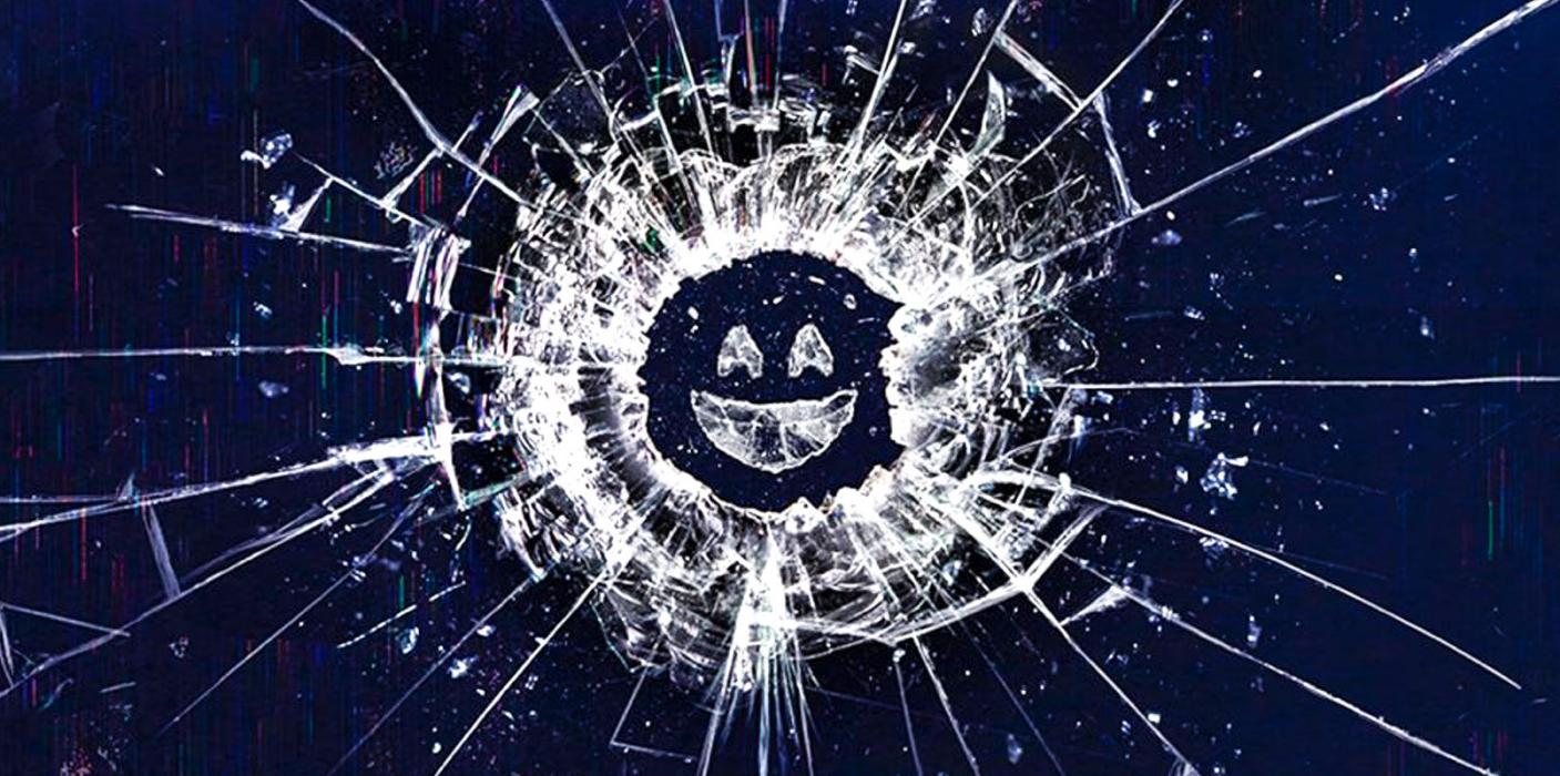 Logo de Black Mirror, um vidro quebrado com um emoji sorridente no meio.
