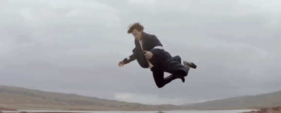 Harry Styles voando no clipe de "Sign of the Times".
