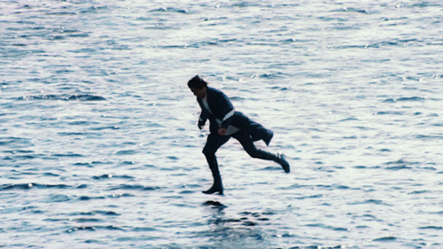 Gif de Harry Styles andando sobre a água.