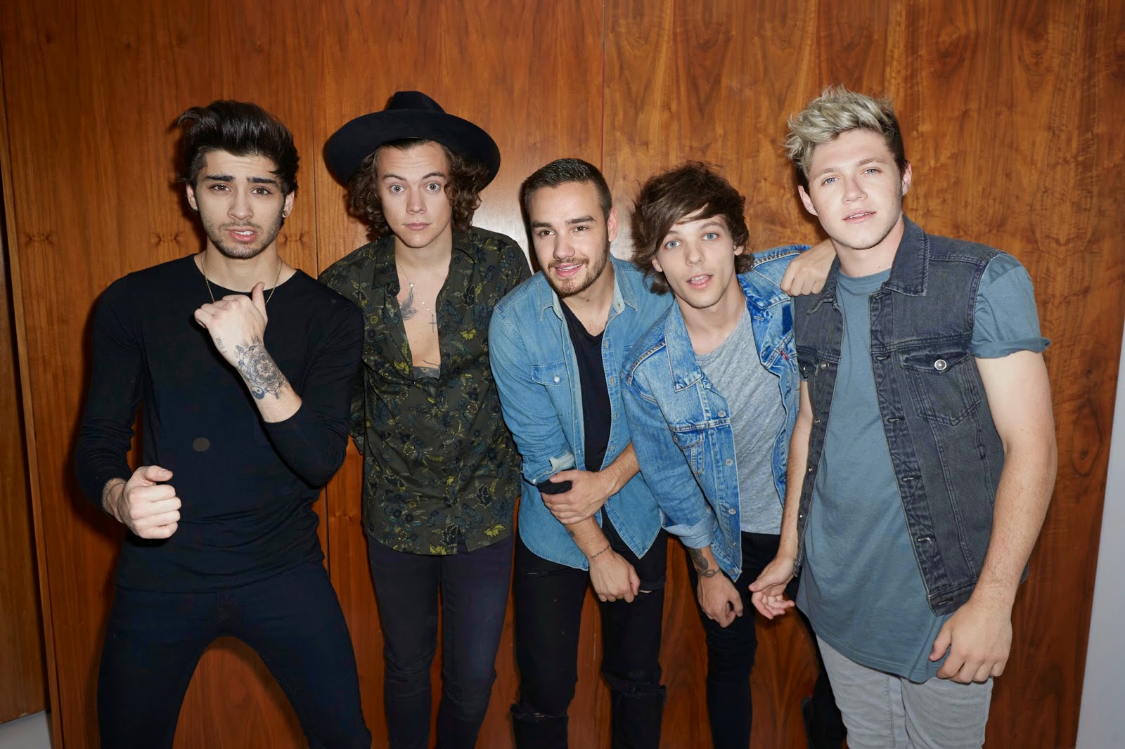 One Direction na era "Four". Da esquerda para a direita: Zayn, Harry (de Fedora preto), Liam, Louis e Niall.