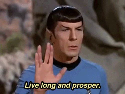 Spock fazendo a saudação vulcana e dizendo "Live long and prosper".