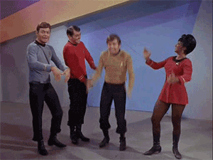 Personagens de Star Trek dançando e comemorando.